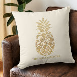 Coussin Ananas Chic Gold sur l'ivoire<br><div class="desc">Jetez des oreillers personnalisés avec votre nom de famille et un ananas en or sur un arrière - plan en ivoire,  choisissez une taille qui vous convient pour mettre en valeur votre décor de maison ou pour donner en cadeau. Correspondance d'articles dans notre magasin.</div>