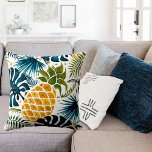 Coussin Ananas doré bleu palmier feuille feuillage blanc<br><div class="desc">Un grand ananas doré sur un motif de feuillage feuille de palmier bleu et vert. Arrière - plan blanc.</div>