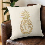 Coussin Ananas Monogram Gold sur ivoire<br><div class="desc">Votre monogramme et un ananas en or sur l'arrière - plan d'ivoire,  choisissez ces oreillers jetés dans une taille qui vous permet d'accentuer votre décor maison ou de donner en cadeau. Correspondance d'articles dans notre magasin.</div>