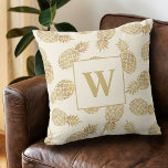 Coussin Ananas Monogram Gold sur ivoire<br><div class="desc">Votre monogramme et vos ananas en or sur l'arrière - plan d'ivoire,  choisissez ces coussins jetés dans une taille qui vous permet d'accentuer votre décoration maison ou de donner en cadeau. Correspondance d'articles dans notre magasin.</div>