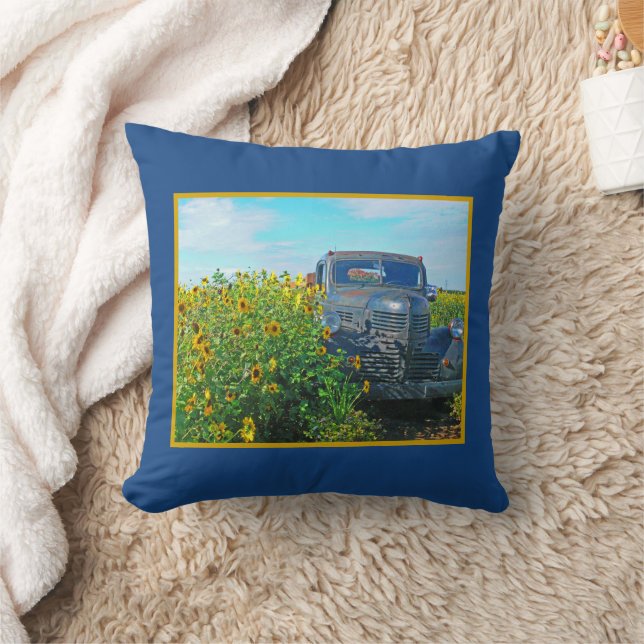 COUSSIN ANCIEN CAMION DANS LE CHAMP DE SUNFLOWER (Couverture)