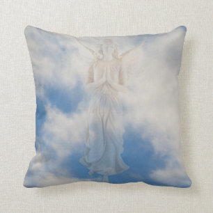 Coussin ange en ciel nuageux de ciel bleu par l'amour