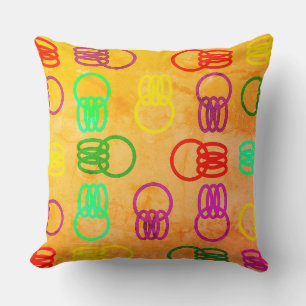 Coussin Anneaux enchaînés de couleurs sur fond couleur pêc