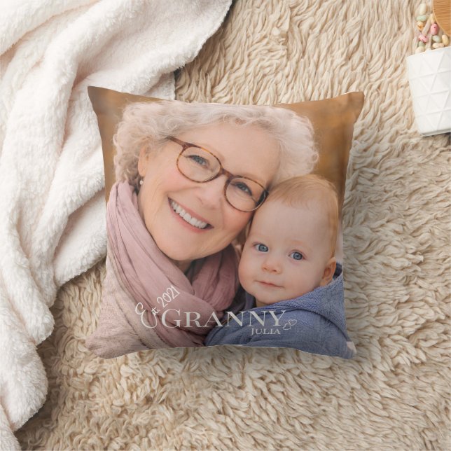 Coussin Année de création de la photo de grand-mère Modern (Couverture)