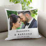 Coussin Anniversaire du Mariage photo personnalisé<br><div class="desc">Créez votre propre cadeau d'anniversaire de mariage personnalisé avec photo personnalisée,  noms et date dans la typographie de machine à écrire.</div>