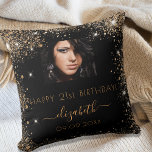 Coussin Anniversaire noir personnalisé photo or parties sc<br><div class="desc">Un cadeau pour un 21e anniversaire féminin et glamour (ou tout âge). Un arrière - plan noir élégant avec de la poussière de parties scintillant en faux or. Personnalisez et ajoutez votre propre photo de haute qualité de la fille d'anniversaire. Le texte : Le nom est écrit avec un script...</div>