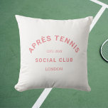 Coussin Après Tennis Social Club personnalisé Crest rose<br><div class="desc">Après Tennis Social Club Coussin extérieur Crest rose de tennis. Personnalisez avec l'année et le lieu. Le souvenir idéal pour un amateur de tennis ou comme décoration pour une fête sur le thème de l'après-tennis ou un club social de tennis. Conçu pour correspondre à notre collection Après Tennis Social Club....</div>
