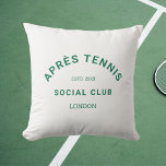 Coussin Après Tennis Social Club personnalisé Crest vert<br><div class="desc">Après Tennis Social Club Coussin de tennis extérieur Green Crest. Personnalisez avec l'année et le lieu. Le souvenir idéal pour un amateur de tennis ou comme décoration pour une fête sur le thème après tennis ou un club de tennis social. Conçu pour correspondre à notre collection Après Tennis Social Club....</div>
