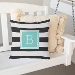 Coussin Aqua Monogramme en bande noire et blanche en extér<br><div class="desc">Ajoutez un style audacieux et moderne à votre patio, à votre terrasse ou à votre piscine avec notre oreiller extérieur monogrammé en noir et blanc chic avec une pop d'aqua. Le design présente de larges bandes horizontales en noir et blanc sur les deux côtés, avec votre monogramme initial unique sur...</div>