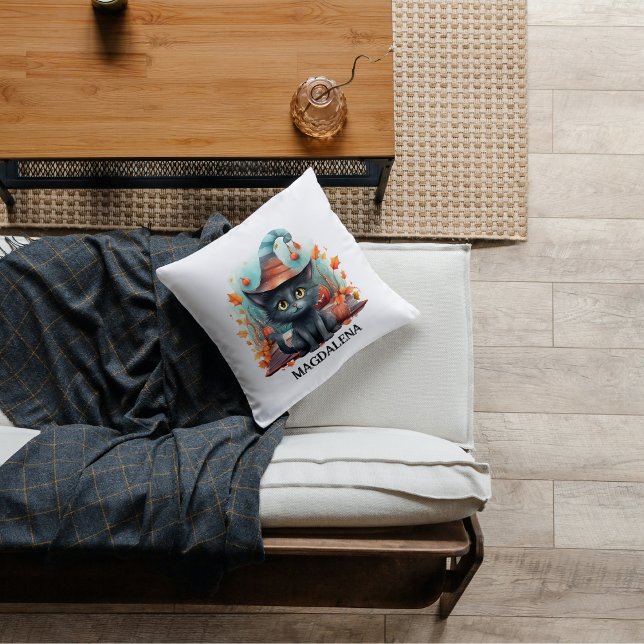 Coussin Aquarelle de chat noir Halloween (Black Cat With Hat Custom Name Halloween Throw Pillow)