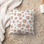 Coussin Aquarelle douce salée Motif Pretzel<br><div class="desc">Un joli motif de bretzel doux salé. Un design parfait pour la décoration maison,  la décoration de fête et les cadeaux personnalisés. Cette illustration bretzel est idéale pour tous ceux qui aiment les bretzels,  les collations et la cuisson.</div>