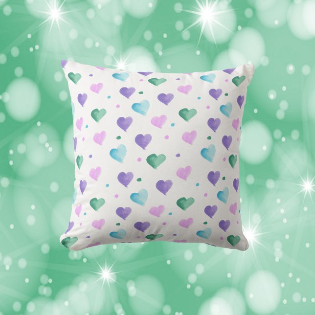 Coussin Aquarelle du coeur Motif rose bleu pourpre vert (A throw pillow with water color hearts and polka dots done in pink, blue, purple and green.)