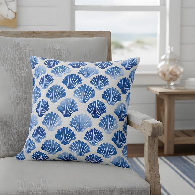 Coussin Aquarelle moderne Coquillages Bleus Décor (Add a splash of seaside charm to your living space with this blue seashell throw pillow.)