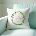 Coussin Aquarelle Rouge et Vert Noël Personnalisé E<br><div class="desc">Célébrez les vacances avec style avec ces coussins de Noël personnalisés décoratifs. Avec une réplique de ma couronne d'aquarelle d'origine dans des teintes rouges et vertes de baies riches contre un arrière - plan blanc, ces coussins peuvent être customisés avec vos noms et date établie dans la typographie de script...</div>