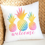 Coussin Aquarelle tropicale rose ananas<br><div class="desc">Des fonctionnalités d'oreiller de style tropical accueillent en script rose qui chevauchent trois ananas colorés en arc-en-ciel vibrants avec un dégradé cravate-couleur aquarelle. Chic pour votre maison de vacances ou maison d'été.</div>