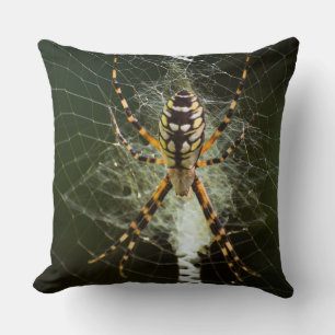 Coussin Araignée de jardin jaune sur la toile en noir