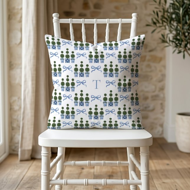 Coussin Arbre à topiaire en chinoiserie avec ruban et mono (Topiary Tree Bow Monogram Pillow)