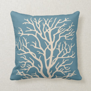 Coussin Arbre de corail en crème sur le bleu moyen de mer