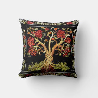 Coussin Arbre de vie par kedoki Broderie rouge verte noire