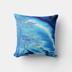 Coussin Arbre hivernal glacé dans le ciel bleu de Cobalt