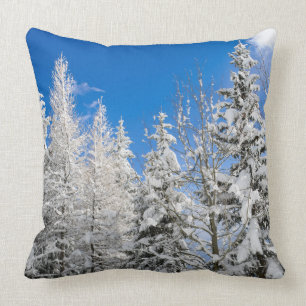 Coussin Arbres de neige sous un ciel bleu clair