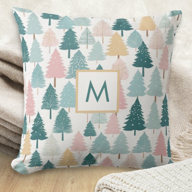 Coussin Arbres de Noël à monogramme de la forêt de pins ru (A monogrammed throw pillow with Christmas pine trees pattern in pastel colors)