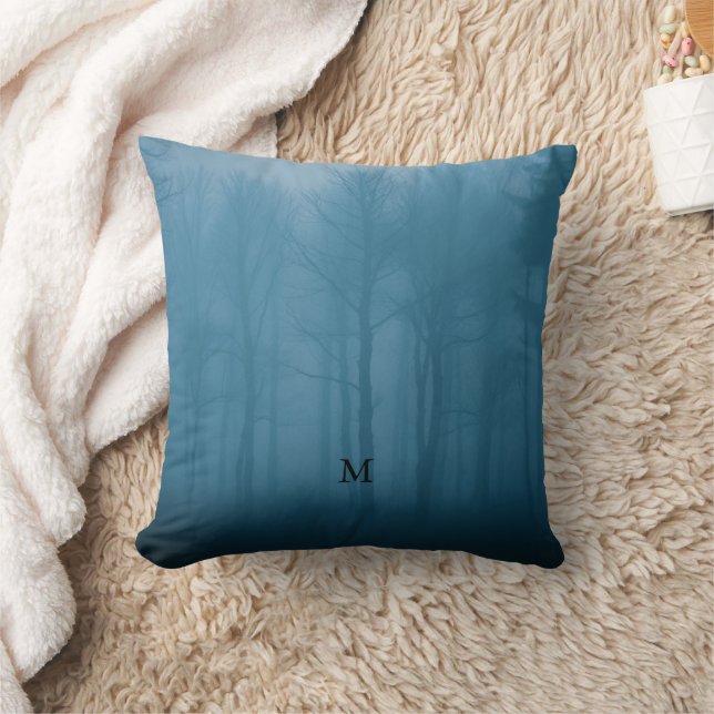Coussin Arbres forestiers rustiques dans le brouillard mon (Couverture)