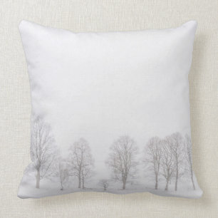 Coussin Arbres stériles en hiver dans le carreau de neige