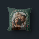 Coussin Arc de verdure Script moderne Photo Noël<br><div class="desc">Un coussin de Noël festif avec de l'aquarelle peinte à la main et une typographie de nom de script moderne. Cliquez sur le bouton Modifier pour customiser cette conception avec vos détails.</div>
