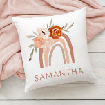 Coussin Arc-en-ciel Boho avec fleurs | Couleur neutre<br><div class="desc">Cette coussin branchée et élégante dispose d'un arc-en-ciel boho,  composé de différents tons neutres et d'un bouquet de fleurs orange et pêche. Ajoutez votre nom pour personnaliser.</div>