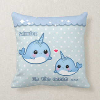 Coussin Arc-en-ciel mignon narwhal sur le pois blanc et