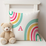 Coussin Arcs-en-ciel brillants avec le monogramme de l'enf<br><div class="desc">Éclairez la chambre ou la crèche de votre enfant avec ce coussin lombaire coloré et personnalisé. Il présente des arcs-en-ciel heureux aux couleurs vives de l'aqua, du jaune moutarde, du rose rougeâtre, du rose moyen et du vert. Personnalisez avec le monogramme initial de votre enfant pour un objet décoratif qui...</div>