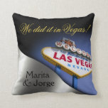 Coussin Argent de M. et de Mme Newlyweds | de signe de Las<br><div class="desc">Le carreau élégant et fascinant de souvenir comporte l'accueil iconique de Las Vegas se connectent les matrices avant et d'or de roulement avec un coupe-circuit de coeur pour insérer votre photo préférée sur le dos - cadeau parfait de souvenir pour nouveaux M. et Mme ! Employez la PERSONNALISER IL bouton...</div>