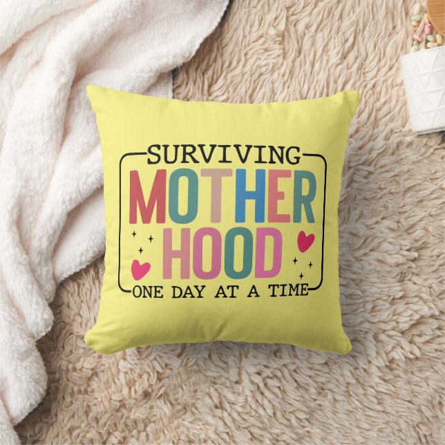 Coussin Art de mots drôle de survie de la maternité (Couverture)