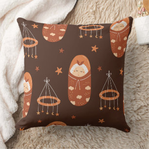 Coussin Art populaire fantaisiste bébé emmailloté et mobil