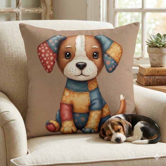Coussin Art populaire fantaisiste de chiot en patchwork Co (Whimsical Patchwork Puppy Folk Art Cottagecore Throw Pillow Mockup A)