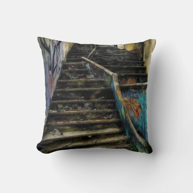 Coussin Art urbain sur escalier bâtiment abandonné (Recto)