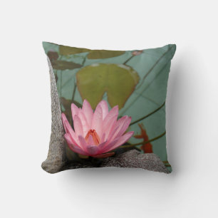 Coussin Asie, Viêt Nam. Nénuphar dans un étang de temple