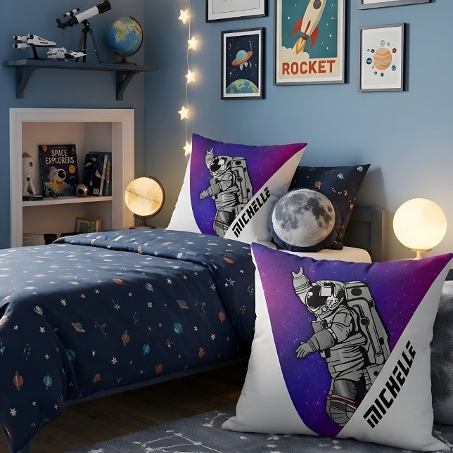 Coussin Astronaute Moderne Galaxie Violette Nom Personnali (Créateur téléchargé)