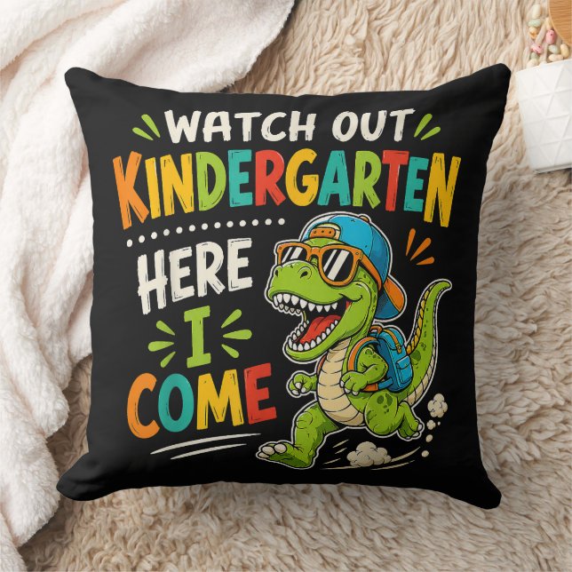 Coussin Attention maternelle j'arrive Dino (Couverture)