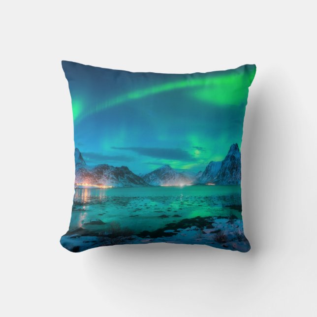 Coussin Aurora borealis over the sea coast, snowy mountain (Recto)