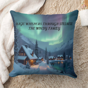 Coussin Aurore boréale personnalisée sur le lac enneigé