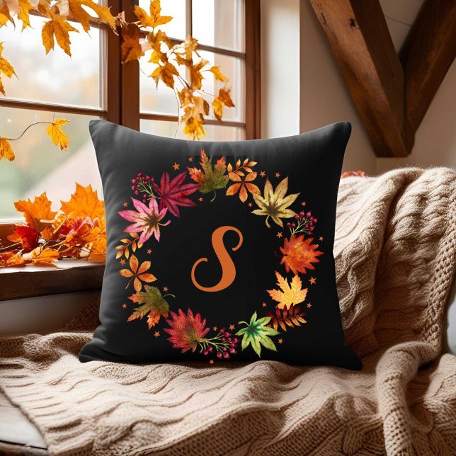 Coussin Automne automne laisse la couronne sur le noir ave (Autumn Fall Leaves Wreath on Black With Monogram Throw Pillow)