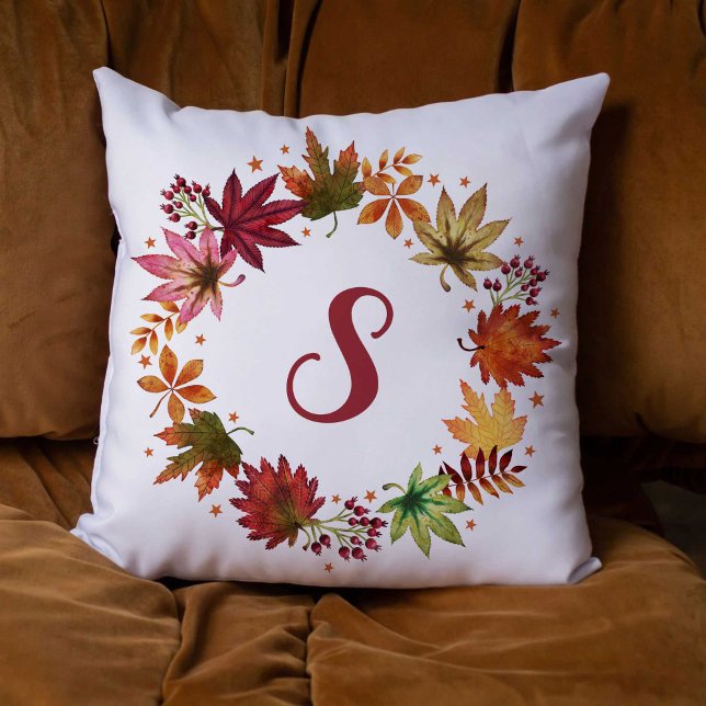Coussin Automne Tombant Feuille couronne avec Monogramme (Autumn Falling Leaves Wreath With Monogram Throw Pillow)