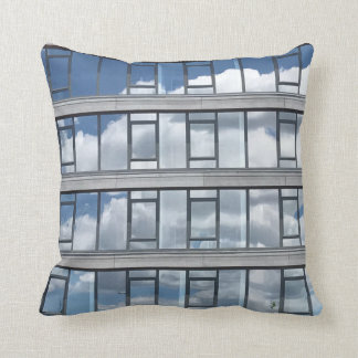 Coussin aux nuages réfléchis par Tony Cimino
