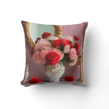 Coussin avec de jolies fleurs rouges et roses