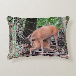 Coussin avec Doe Nourrir son père