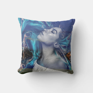 Coussin avec femme dans une scène onirique