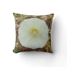 Coussin avec grande fleur blanche