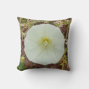 Coussin avec grande fleur blanche